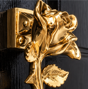 Poignée de porte dorée motif rose botanique avec détails sculptés de bourgeons et feuilles, quincaillerie ornementale dorée pour intérieur classique - Product Image 5