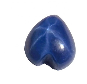 Saphir bleu étoilé en forme de cœur 6x6 mm 1 carat, cabochon poli créé en laboratoire avec effet étoile à 6 branches pour la fabrication de bijoux - Product Image 1