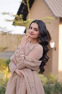 Último Modelo de Vestido de Novia para Mujer, Material Plateado Brillante, Anarkali con Diseño Elegante en V, Borde de Encaje con Espejo y Conjunto de Dupatta Elegante - Product Image 3