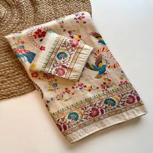 VASTRA COTTAGE Saf Naylon Viskoz Yumuşak İpek Jakarlı Kumaş, Jari Dokuma Dijital Paşmina Baskılı Swarovski İşlemeli Saree - Product Image 1