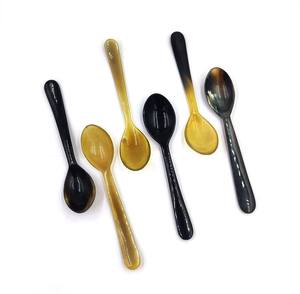 Cucharón de sopa de cuerno de búfalo hecho a mano de primera calidad y pinzas para ensalada de cuerno de vaca, juego de cubiertos de cuerno para comedor a un precio asequible. - Product Image 2