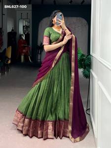 ชุดเลเฮนกา-โชลี-ดูปัตตาคุณภาพสูงลายโดลาพร้อมงานปักดิ้นทอง จากผู้ผลิตที่เมืองสุรัต ขายออนไลน์ในอินเดีย - Product Image 3