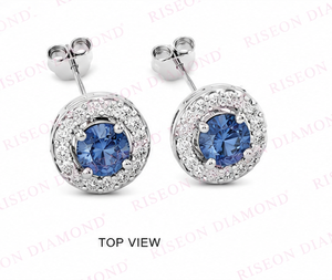 Sofisticados pendientes tipo halo en oro blanco de 18 quilates con piedras centrales redondas en azul real y diamantes redondos brillantes como detalles. - Product Image 5