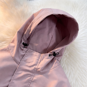 Chaqueta cortavientos unisex ligera con capucha, bloques de color y bolsillo canguro. - Product Image 2