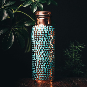 Motif floral et d'oiseaux exquis peint à la main sur une bouteille en cuivre bleu foncé. Disponible aux prix de gros. - Product Image 3