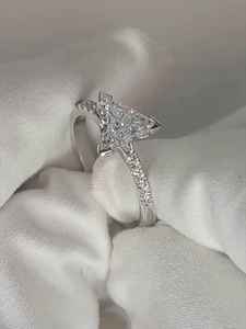 Bague éternité en or blanc 14 carats avec diamant de laboratoire taille trilliant de 2,02 carats et griffes en forme de flèche pour femme, idéale pour un cadeau de promesse de mariage. - Product Image 6