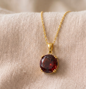 Collier pendentif tendance en argent plaqué or avec grenat rouge de laboratoire serti griffe, design géométrique, cadeau de mariage classique pour femme - Product Image 1