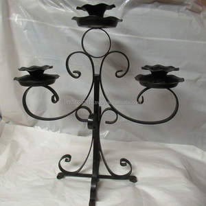 Candelabros decorativos de hierro fundido con curvas clásicas y patrones de desplazamiento para un ambiente de inspiración vintage atemporal - Product Image 2