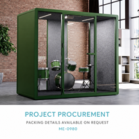 Pod de bureau moderne et créatif vert avec façade en verre, intérieur gris et espace de travail flexible pour musique ou studio