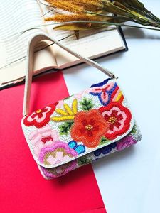 Sac à bandoulière de soirée brodé floral et perlé, design fait main. Ces titres évitent la répétition tout en conservant des mots-clés SEO de haute valeur. - Product Image 5