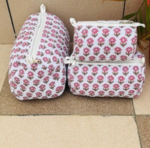 Ensemble de 3 sacs à maquillage en coton matelassé de designer, parfaits pour la maison, avec des motifs élégants et des solutions de rangement pratiques - Product Image 1