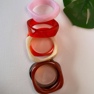 Collection de bracelets en résine colorée faits à la main, bracelets manchette brillants pour un style bohème chic et tendance - Product Image 1