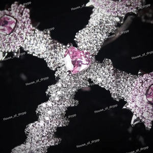 Collar con Cruz de Moissanita y Diamantes en Plata con Piedras Rosas, Joyería de Declaración Espiritual - Product Image 3