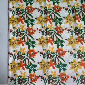 Tela de Punto de Algodón Peinado con Diseño Floral Multicolor sobre Base Blanca para Vestidos de Mujer y Niñas - Product Image 3
