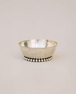 Bol décoratif élégant en or avec finition martelée et base ronde pour la décoration intérieure et la mise en table - Product Image 3