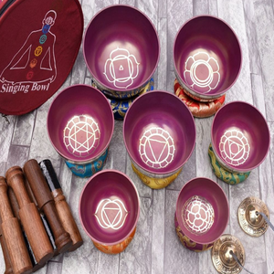 Juego de cuencos tibetanos de latón con símbolo de los siete chakras grabado, con estuche rojo, disponible a precios de mayorista. - Product Image 3