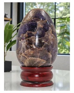 Huevo de Amatista Natural Pulido al por Mayor con Base de Madera Roja, Adorno Feng Shui para el Hogar, Regalo Coleccionable - Product Image 1