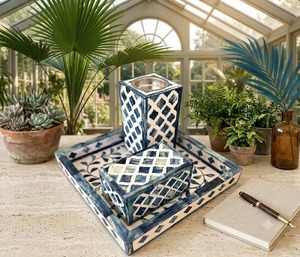 Ensemble brûleur d'encens artisanal en bois de santal bleu et blanc avec support pour bâtonnets et plateau, décoration aromathérapeutique indienne écologique - Product Image 1