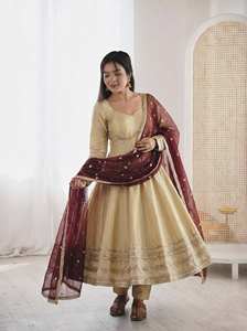 Conjunto de Vestido Anarkali de Diseñador para Mujer con Pantalón y Dupatta Bordada, Tela Cosmos Gold con Encaje Pesado, para Fiestas y Eventos Étnicos - Product Image 4