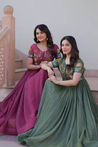 Robe indienne modeste à manches mi-longues, col en V, broderie, couvrante, disponible en deux couleurs : vert olive et rose mauve foncé - Product Image 6