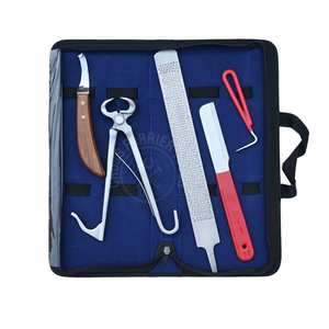 ชุดเครื่องมือช่างเกือกม้า พร้อมที่ตัดกีบลูกม้า ใบมีด D ที่ตัดกีบม้า ด้ามจับสีแดงกันลื่น มีดตัดกีบ ตะไบ และที่แคะกีบ ในกล่องเร็กซีน - Product Image 1