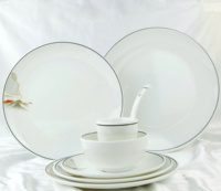 Ensemble de 4 assiettes plates de luxe en mélamine, blanc uni avec ligne noire, non toxique, qualité alimentaire, compatible micro-ondes et lave-vaisselle