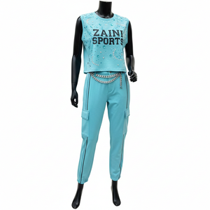 Ensemble sans manches pour femme en maille polyester élasthanne de haute qualité, pantalon cargo à empiècements latéraux, logo personnalisé thermocollé avec strass, ensembles pour femme - Product Image 1