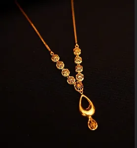 Pure élégance pour le collier et 4,260 grammes pour les boucles d'oreilles. Élégant collier pendentif doré 9,240 grammes. - Product Image 1