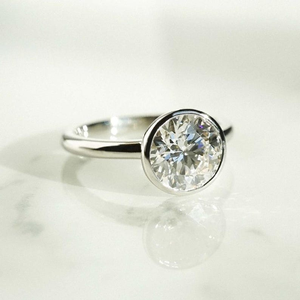Impresionante anillo con diamante blanco de corte redondo y engaste de bisel, en plata de ley, ideal para regalos de cumpleaños y uso diario para mujeres. - Product Image 4