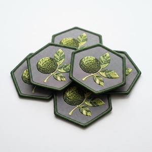 Badge rectangulaire en coquille de noix sculptée, personnalisable en gros, avec bordure marron sergé blanc cassé, appliqué - Product Image 4