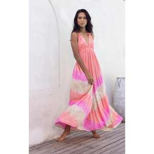 ชุดเดรสยาวแบบผูกคอ ทำมือ ระบายอากาศได้ดี สีสันเขตร้อน ผ้าฝ้าย 100% ให้ความสง่างามอย่างเป็นธรรมชาติ - Product Image 4