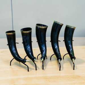 Auténtica taza de cuerno vikinga hecha a mano con soporte de hierro y diseño de punta de latón a precio económico. - Product Image 1