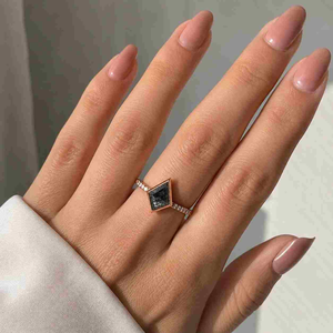 แหวนหมั้นเพชรทรงปรินเซสคัท แฟนซี วิวิด ชุบทอง 14K เพชรเลี้ยงในห้องปฏิบัติการ รับรองโดย IGI สำหรับผู้หญิง - Product Image 4