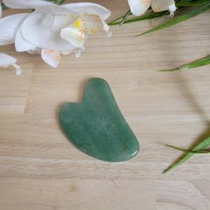 Herramienta Gua Sha de Resina en Forma de Corazón - Masajeador Facial Hecho a Mano con Temática de Amor para la Salud de la Piel - Product Image 4