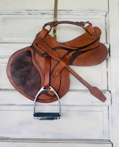 Silla de montar de cuero más vendida con asiento decorativo y acolchado para largas horas de equitación disponible a un precio razonable - Product Image 1