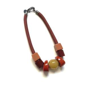 Collier en résine artisanal au design moderne avec pendentif en cristal lisse, léger et poli pour un usage quotidien et au bureau - Product Image 1