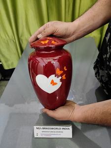 Urna de cremación para mascotas de aluminio estilo americano de Brassworld India pintada a mano de rojo con pata de mascota en alas para suministros funerarios para adultos - Product Image 5