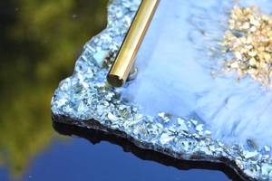 Plateau en résine blanche perlée fait main avec bord en verre et paillettes dorées - Product Image 3