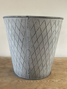 Jardinière en métal galvanisé à motif diamant, pot à fleurs rustique embossé pour la décoration intérieure et l'aménagement extérieur du jardin - Product Image 2