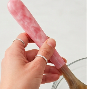 Ensemble de 2 couverts en résine rose simple avec manche en corne, cuillère et fourchette, pour la table, la vaisselle, le service de salade et les mariages - Product Image 3