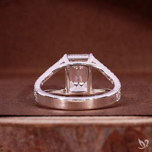 แหวนเพชรทรงเอเมอรัลด์ 3 กะรัต เพาะเลี้ยงในห้องปฏิบัติการ ตัวเรือนทองคำขาว 10K แบบเปิดวงแหวนฝังเพชรแบบปาเว่ ได้รับการรับรองจาก IGI สำหรับแหวนหมั้น - Product Image 4