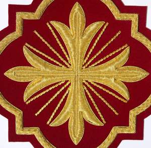 Aplique de Lujo Bordado a Mano con Hilo de Oro, Diseño de Cruz, Efecto 3D en Relieve, Calidad Premium para Prendas de Ceremonia y Blazers - Product Image 4