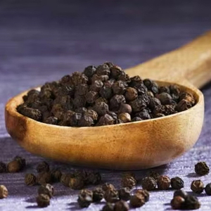 ราคาโรงงาน พริกไทยดำธรรมชาติ 100% เกรดพรีเมียม ได้รับการรับรองมาตรฐาน ISO 550GL ผงพริกไทยดิบอบแห้ง สำหรับปรุงอาหาร - Product Image 1