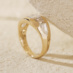 Bague en or jaune massif 14 carats avec diamant de laboratoire taille émeraude 1 carat pour femme, sertie de cinq pierres de luxe à facettes, taille balle sur le côté - Product Image 6