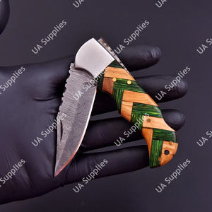 Couteau pliant tactique professionnel fait main en acier Damas massif, à lame coulissante, avec manche en bois d'olivier et motif torsadé - Product Image 3