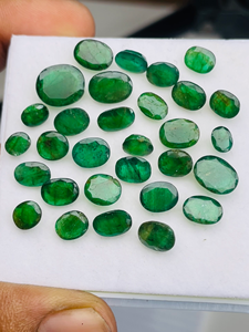 Esmeralda Natural de Zambia, Corte Ovalado, 30.68 Quilates, Certificación IGI, Lote de Gemas de Buena Calidad, Color Verde Lustroso para Joyería - Product Image 4