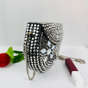 Bolso de Mano de Mosaico Floral de Aluminio Chapado en Oro Hecho a Mano, Bolso de Noche de Diseñador Indio, Escultura Moderna Pulida, Hermoso Estilo Antiguo - Product Image 2