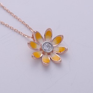 Pendentif Fleur de Marguerite en Émail Jaune avec Diamant de Laboratoire Certifié IGI, en Or 18K Plaqué Rhodium, Taille Brillant - Product Image 4