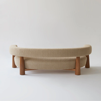 Canapé trois places en bouclettes courbées avec pieds en bois et dossier rembourré, design scandinave, mobilier de salon pour villa et usage scolaire