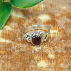 Anillo de Plata de Ley 925 Hecho a Mano con Cabujón de Granate y Bisel Chapado en Oro, Joyería Artesanal Vintage - Product Image 5